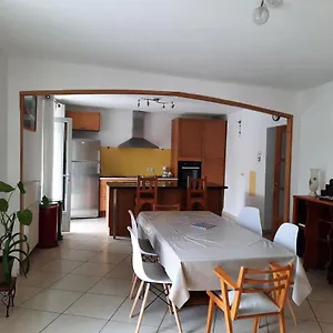 Hébergement de vacances Maison De Village Spacieuse Et, Saint-Georges-de-Luzençon